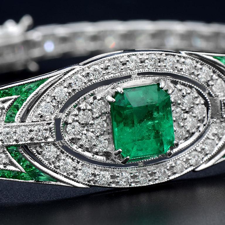 Art Déco Bracciale unico in oro bianco 18 carati con smeraldo verde e diamanti in stile Art Deco in vendita