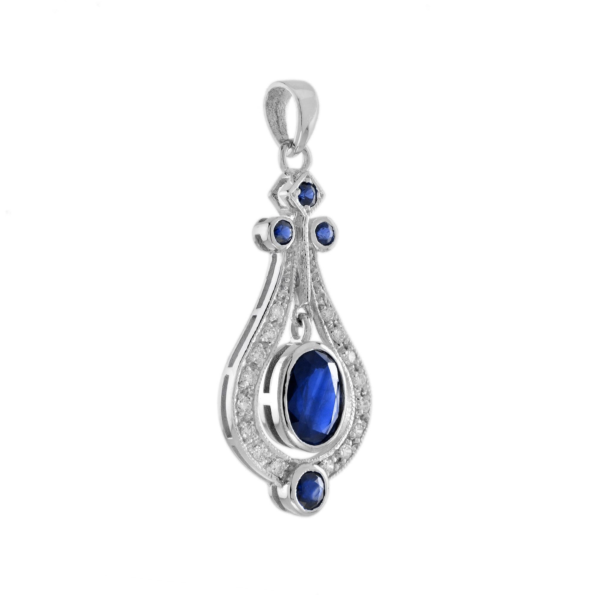 Exprimez l'élégance et le luxe avec ce pendentif en saphir et diamant. Un saphir ovale de 3 carats, entouré d'un halo de diamants étincelants, est suspendu à un triple saphir rond à son sommet, avec un halo éblouissant. Un ajout étincelant à toute