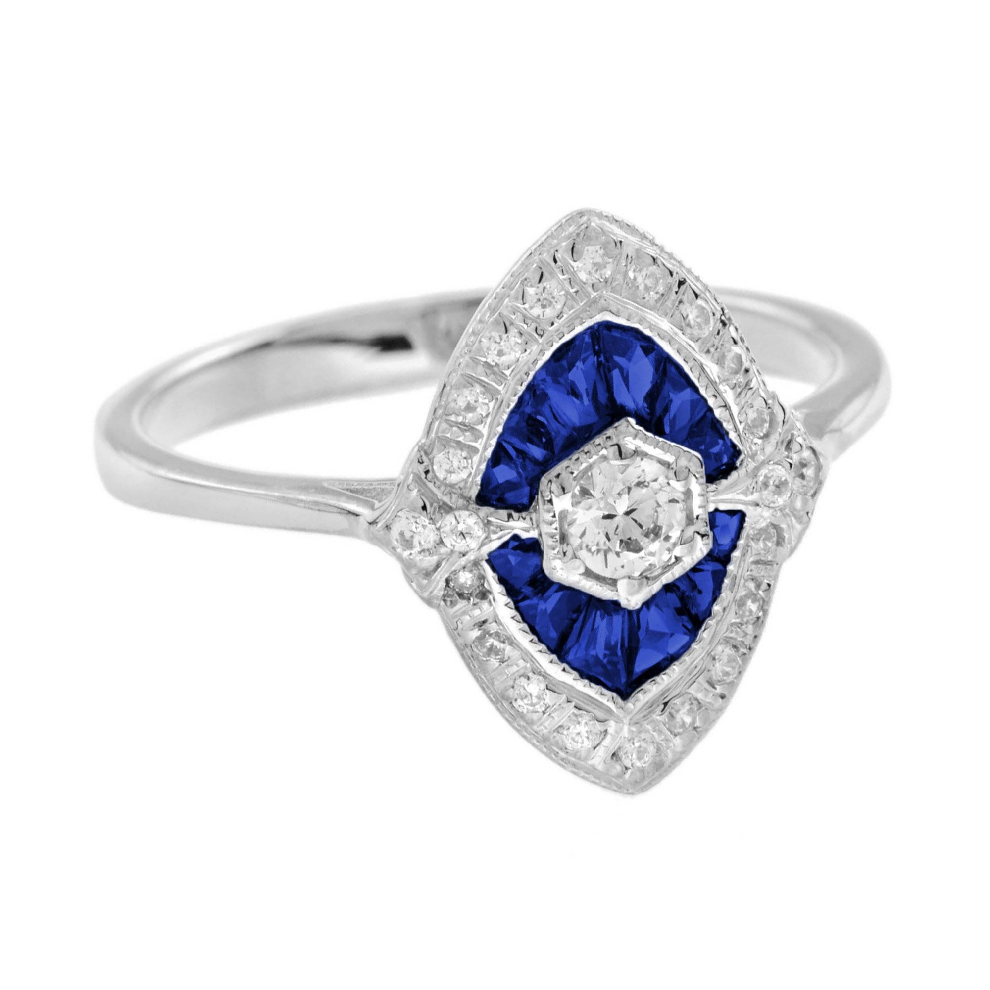 Étincelante de diamants et d'effets dramatiques, cette bague d'inspiration Art of Vintage fera tourner les têtes. Réalisé en or blanc, ce look étincelant présente un diamant central rond entouré d'un saphir bleu de taille française et d'un halo