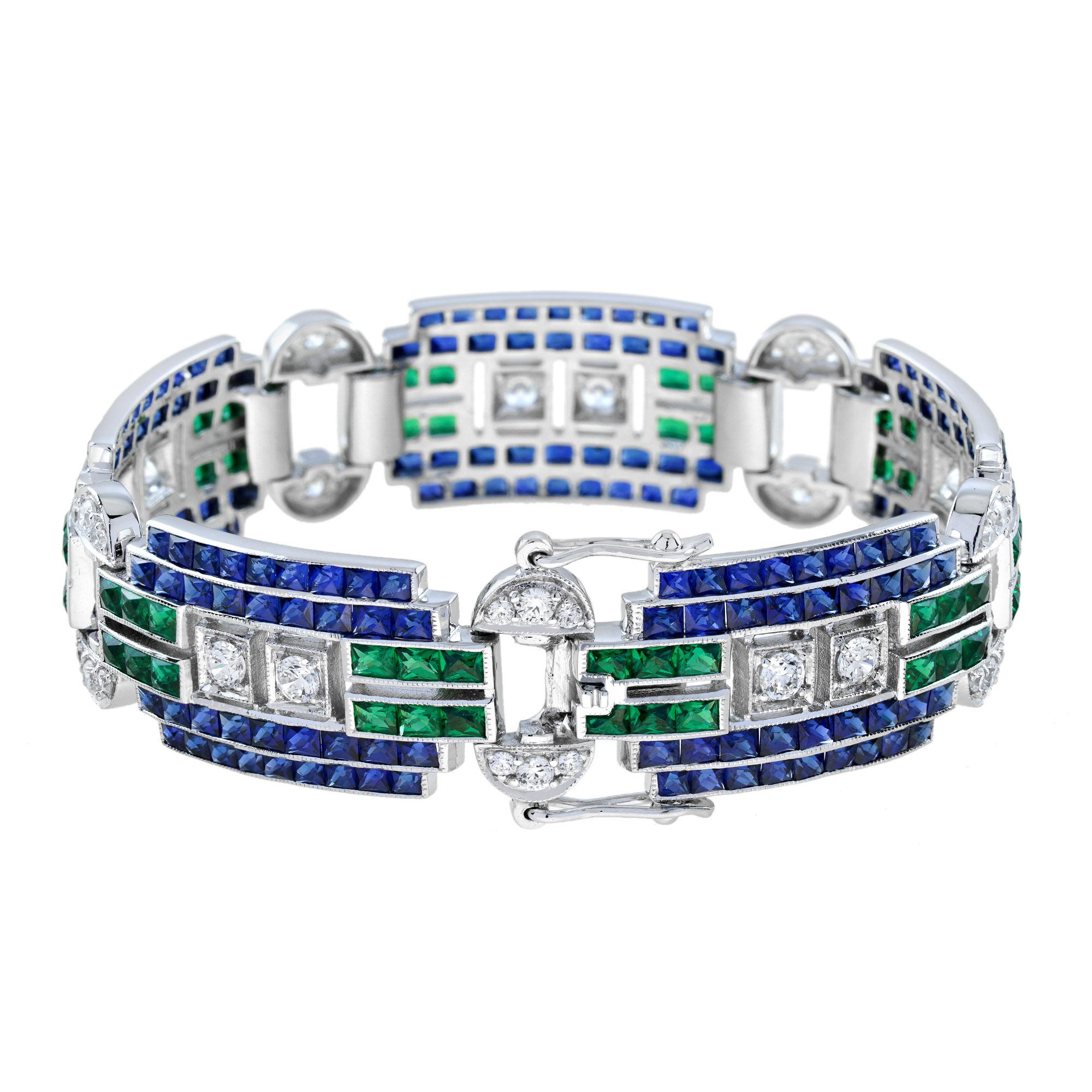 Exceptionnel bracelet d'inspiration Art Déco monté avec des diamants, des saphirs bleus et des émeraudes. Le bracelet comprend cinq sections ajourées, chacune avec un duo central de diamants entouré d'un cadre géométrique d'émeraudes et de saphirs