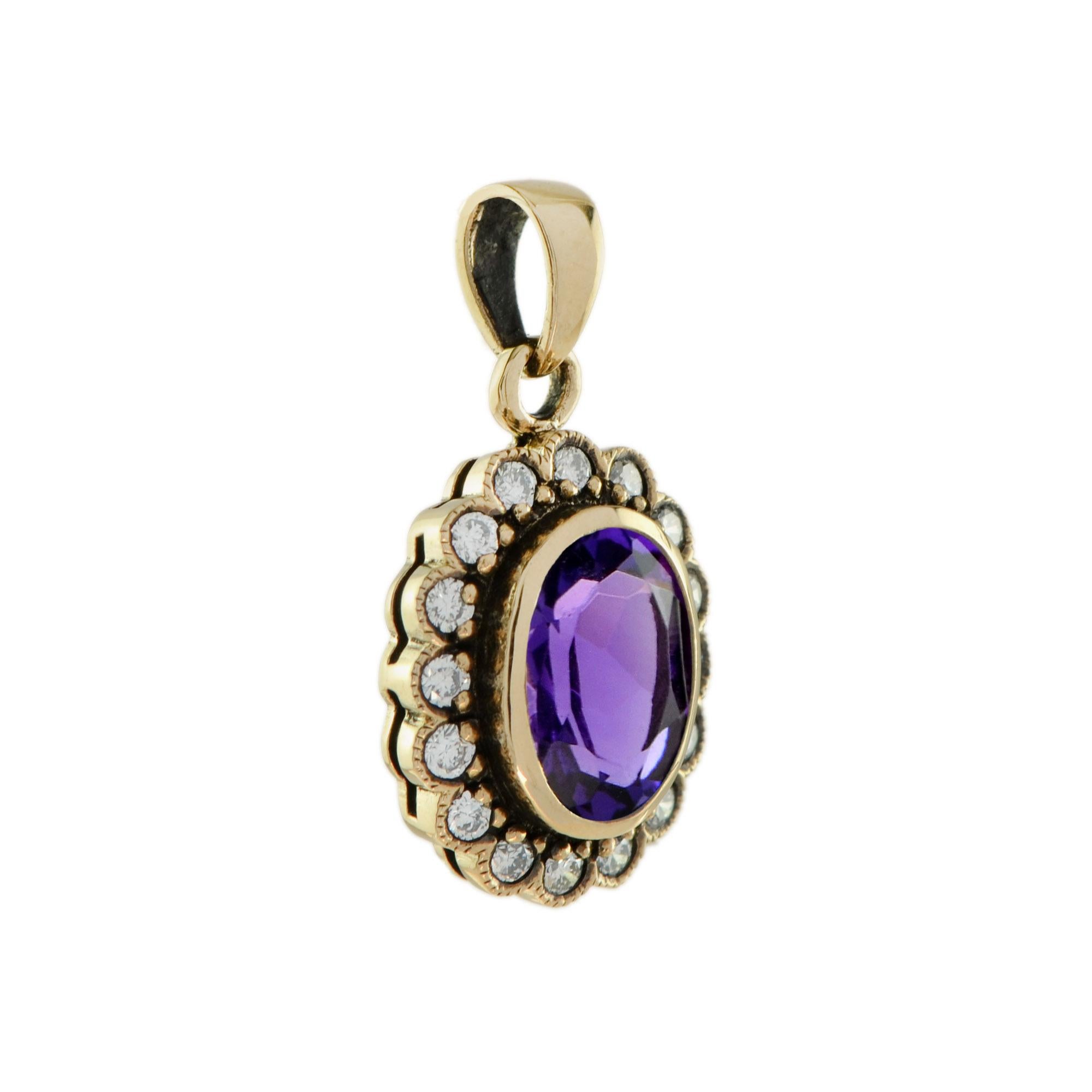 Un délicat halo de diamants entourant une superbe pierre précieuse centrale en améthyste crée un look qui ajoute de la couleur avec un design classique et élégant. Cette pièce est parfaite à porter seule ou à superposer avec vos pièces préférées