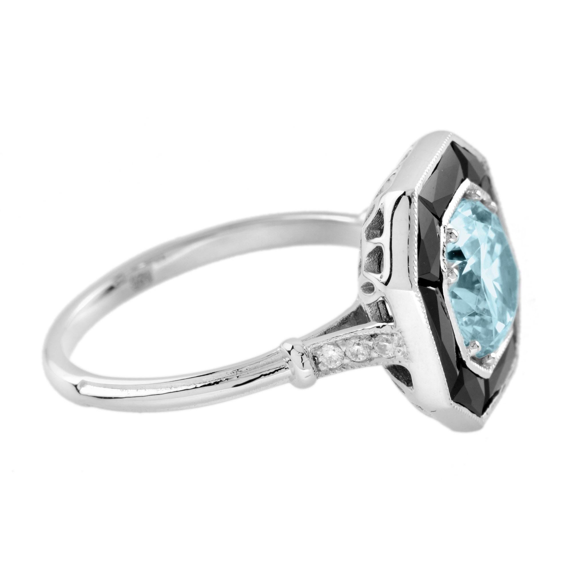 Questo splendido anello cattura l'estetica iconicamente elegante dell'epoca Art Deco con un design geometrico chic. Il bellissimo design ottagonale è incastonato con acquamarina al centro, circondata da onice nera tagliata su misura. Accattivante e