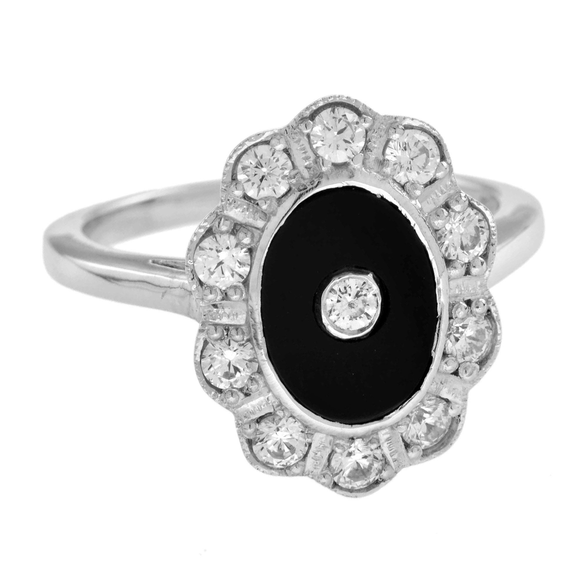 La semplicità dell'onice nero con il bianco dei diamanti funziona benissimo! Con un diamante centrale che scintilla in modo così brillante, ci sono altri 11 diamanti che circondano l'onice. Gli intricati dettagli in milgraine all-over conferiscono