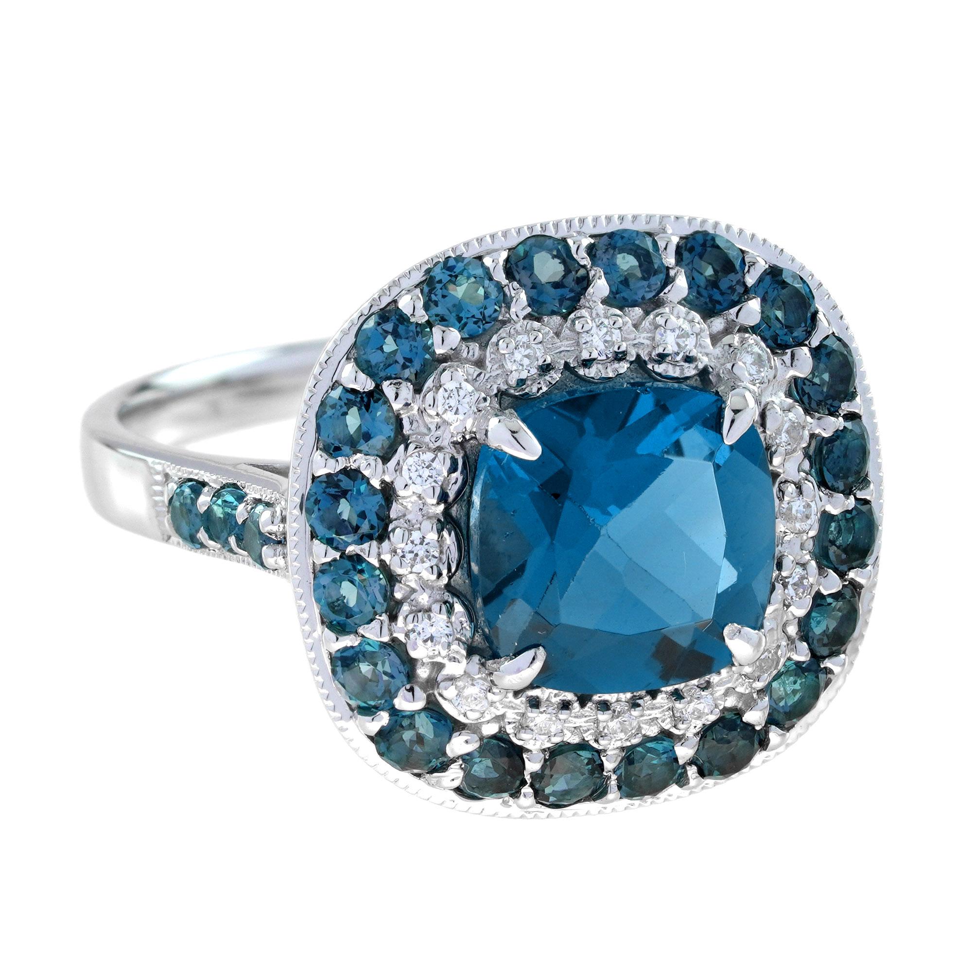 Concediti un lusso puro con questo anello di Topazio Blu di Londra. Con un peso di ben 3 carati, le splendide gemme emettono una brillantezza senza pari, semplicemente mozzafiato. Impreziosito da 20 diamanti e 30 topazi che circondano le gemme