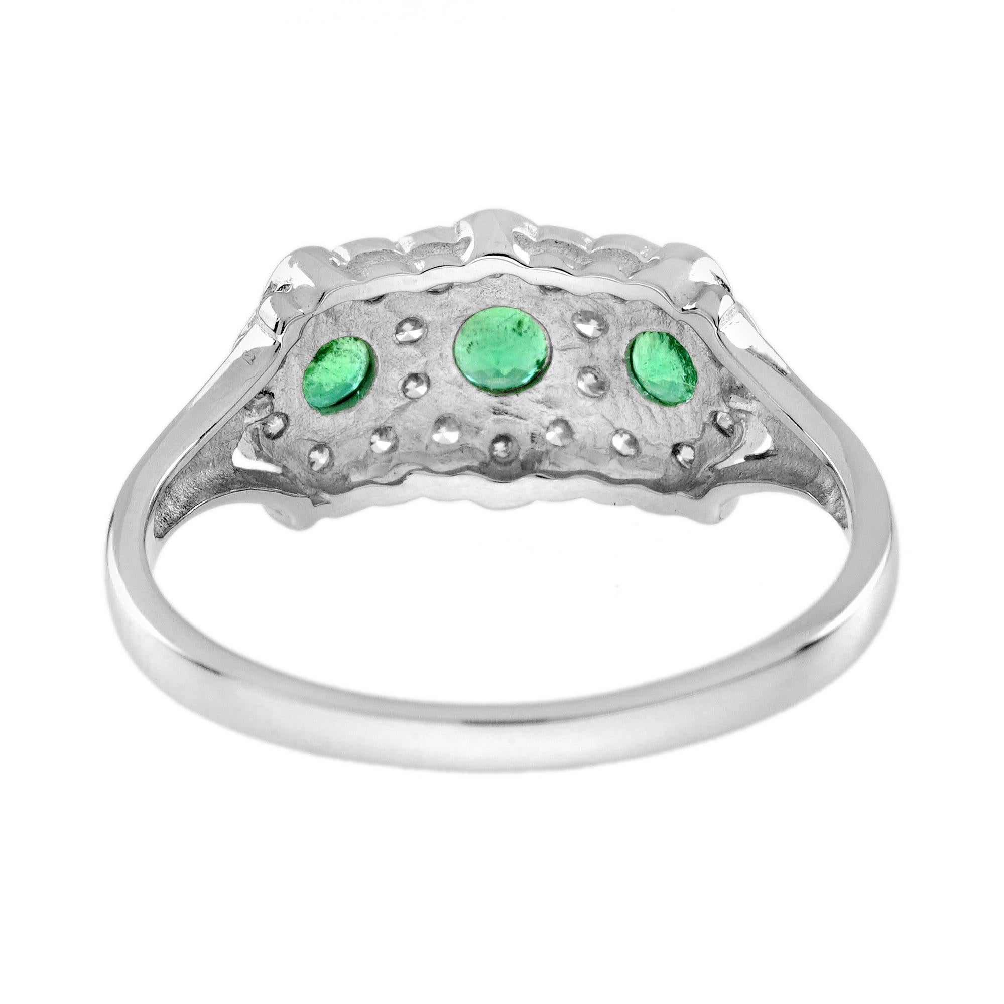 Taille ronde Bague en or blanc 14K à trois pierres, émeraude verte et diamant, style antique en vente