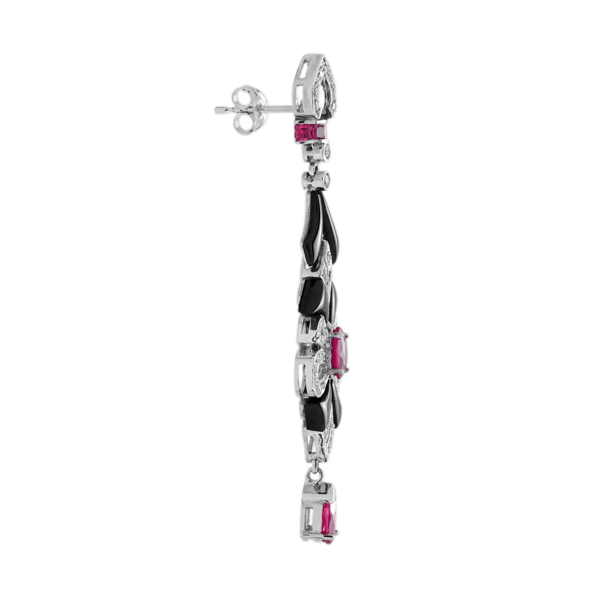 Une paire spectaculaire et inhabituelle de boucles d'oreilles au design antique, ancrée par un rubis centré, une goutte de rubis, avec un accent d'onyx noir et de diamant. Cette pièce charmante est une parure idéale pour marquer une occasion