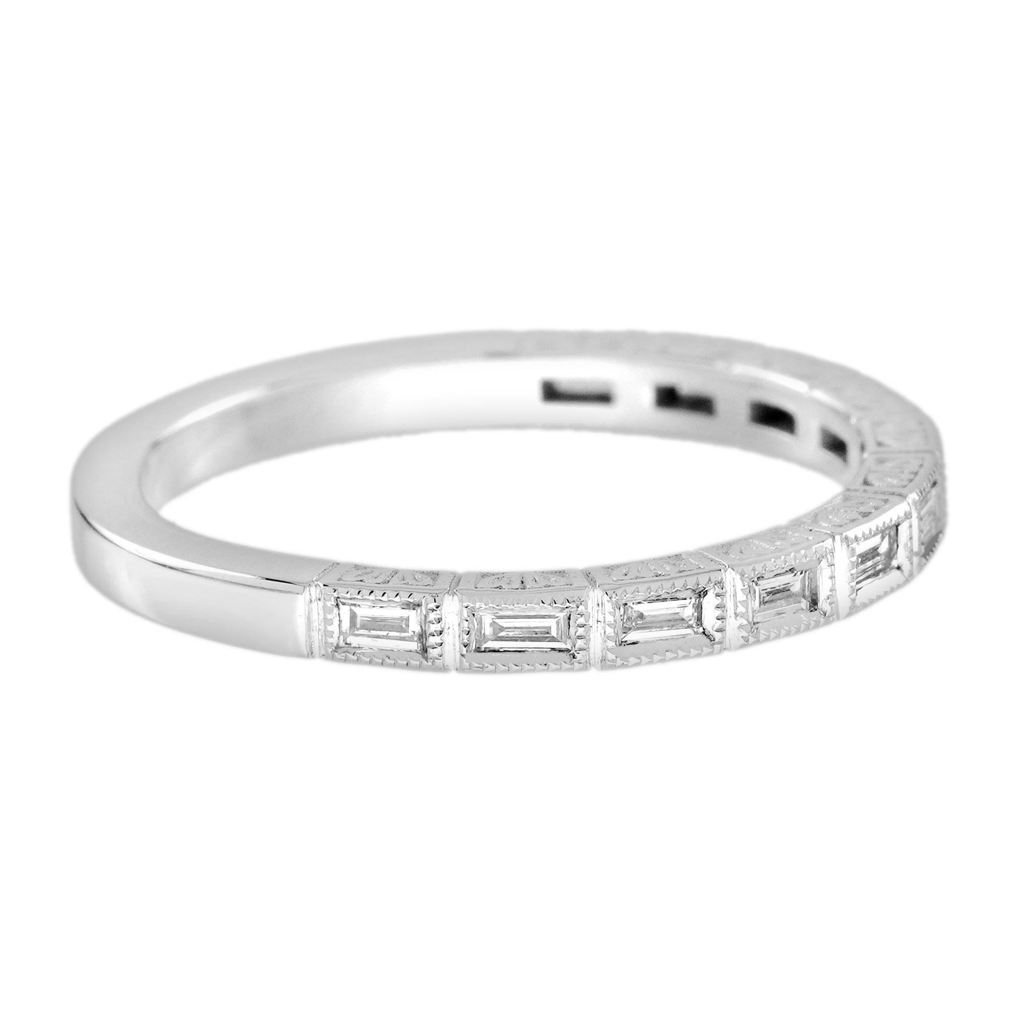 Taille baguette Bague demi-éternité en or blanc 14K avec diamant baguette de style Art déco en vente