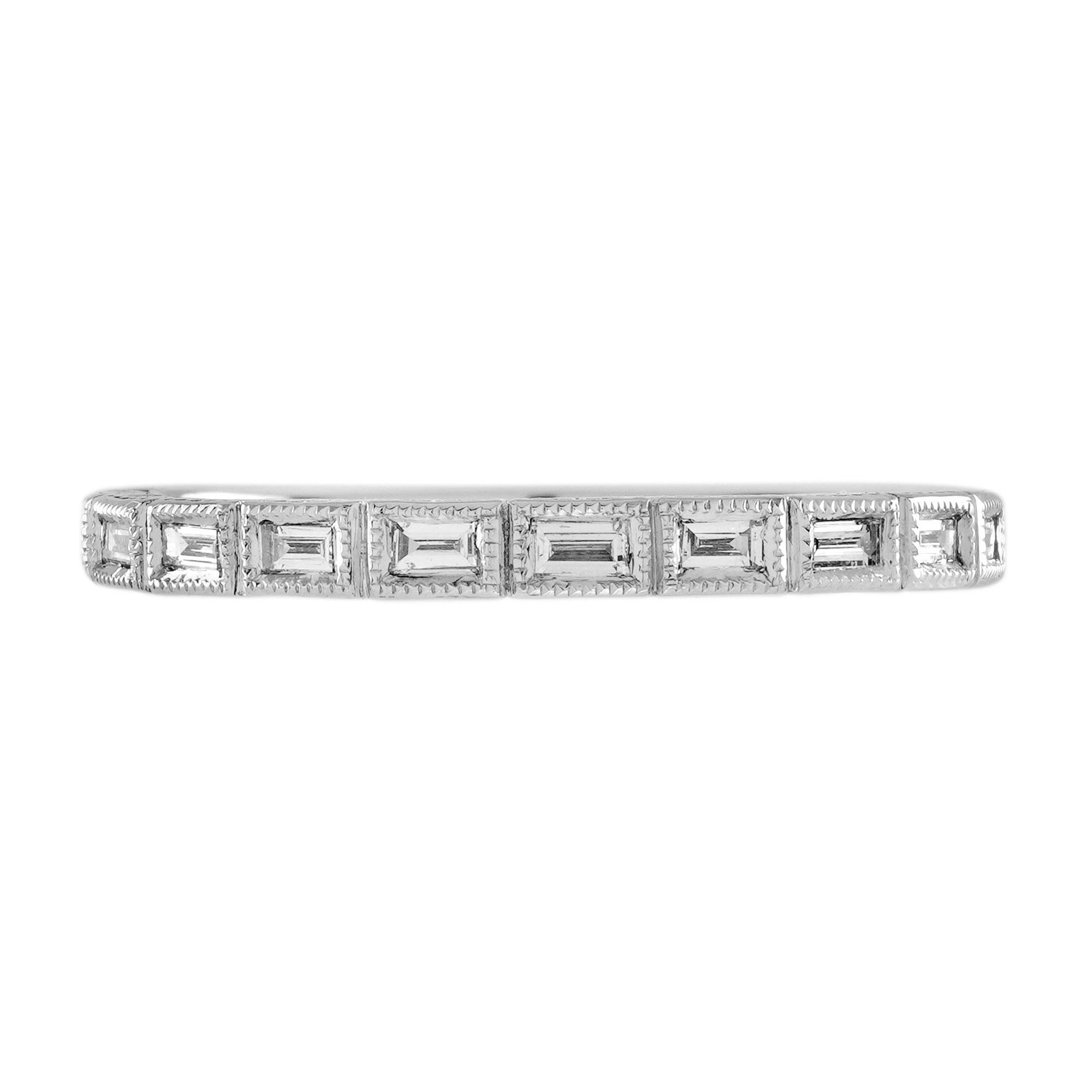 Une belle bague demi-éternité d'inspiration Art déco ! Le bracelet est méticuleusement conçu avec des diamants de taille baguette sertis horizontalement, de couleur H et de pureté SI1-SI2. Cette magnifique pièce peut être associée à votre bague de