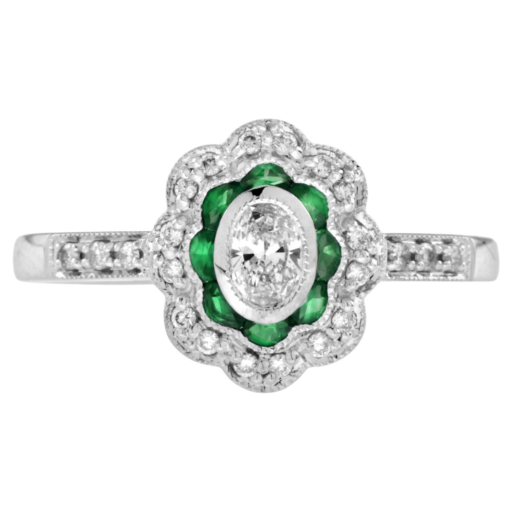 Bague en or blanc de forme ovale, diamant taille brillant et émeraude verte de style Artful Green en vente