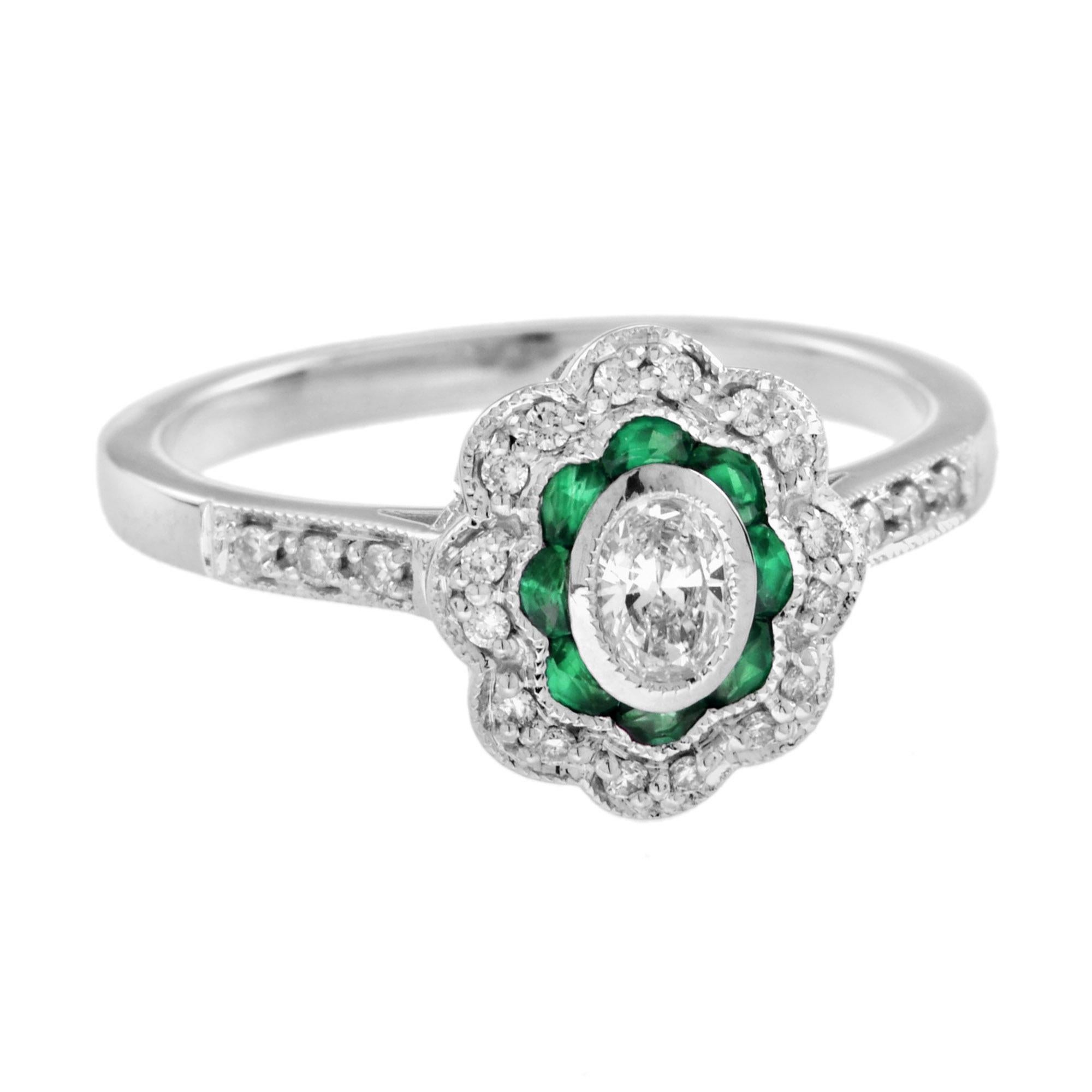 Bague en or blanc superbement travaillée, centrée sur un diamant ovale d'environ 1,28 carat serti en chaton, entouré d'émeraudes de taille française et souligné d'une bordure curviligne de diamants ronds. Cette bague ferait une merveilleuse bague de