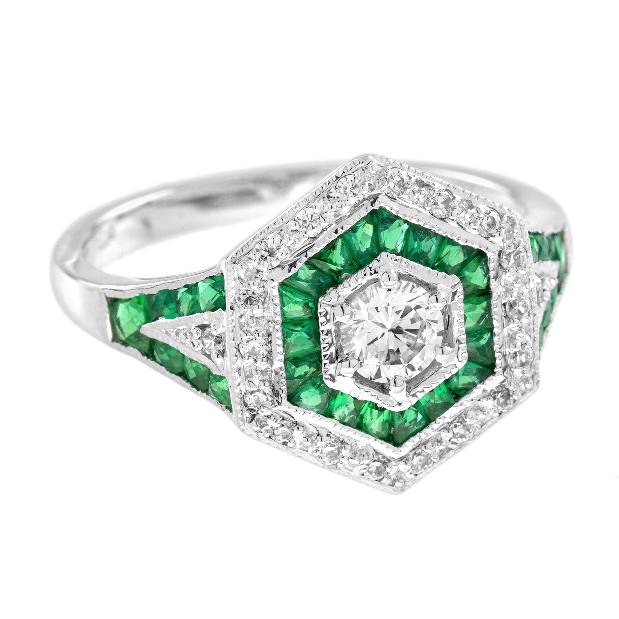 Cette bague cible d'inspiration Art déco a une saveur frappante, presque architecturale. La tête hexagonale présente des rangées concentriques de diamants ronds et d'émeraudes de taille française autour d'un diamant central de 0,25 carat. Fidèle à