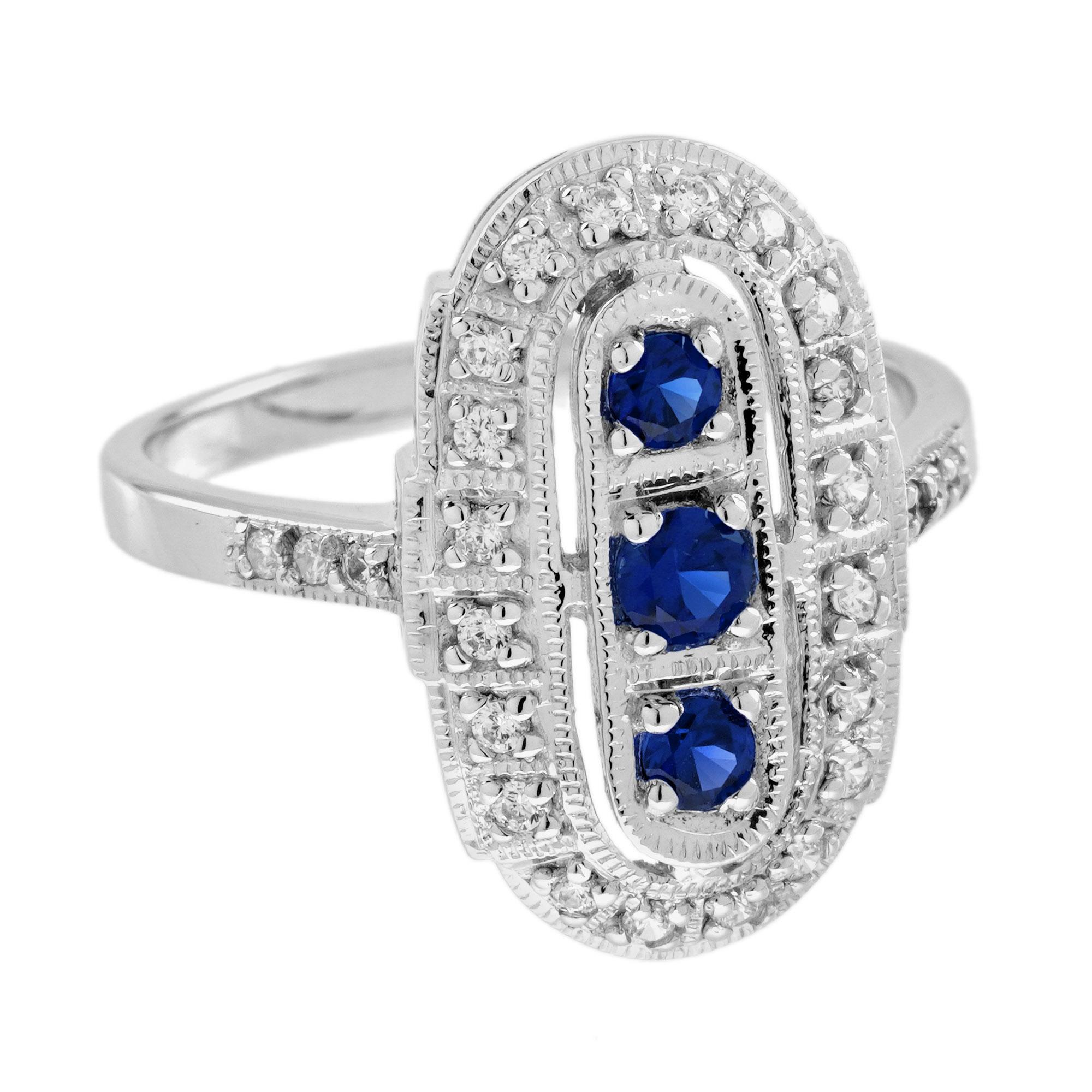 Un trio di ricchi zaffiri blu notte in tandem con una fila di scintillanti diamanti taglio rotondo del peso di circa 0,20 carati in questo anello di ispirazione Art Deco. Indossalo sul dito indice e dai indicazioni ogni volta che puoi! Oro bianco
