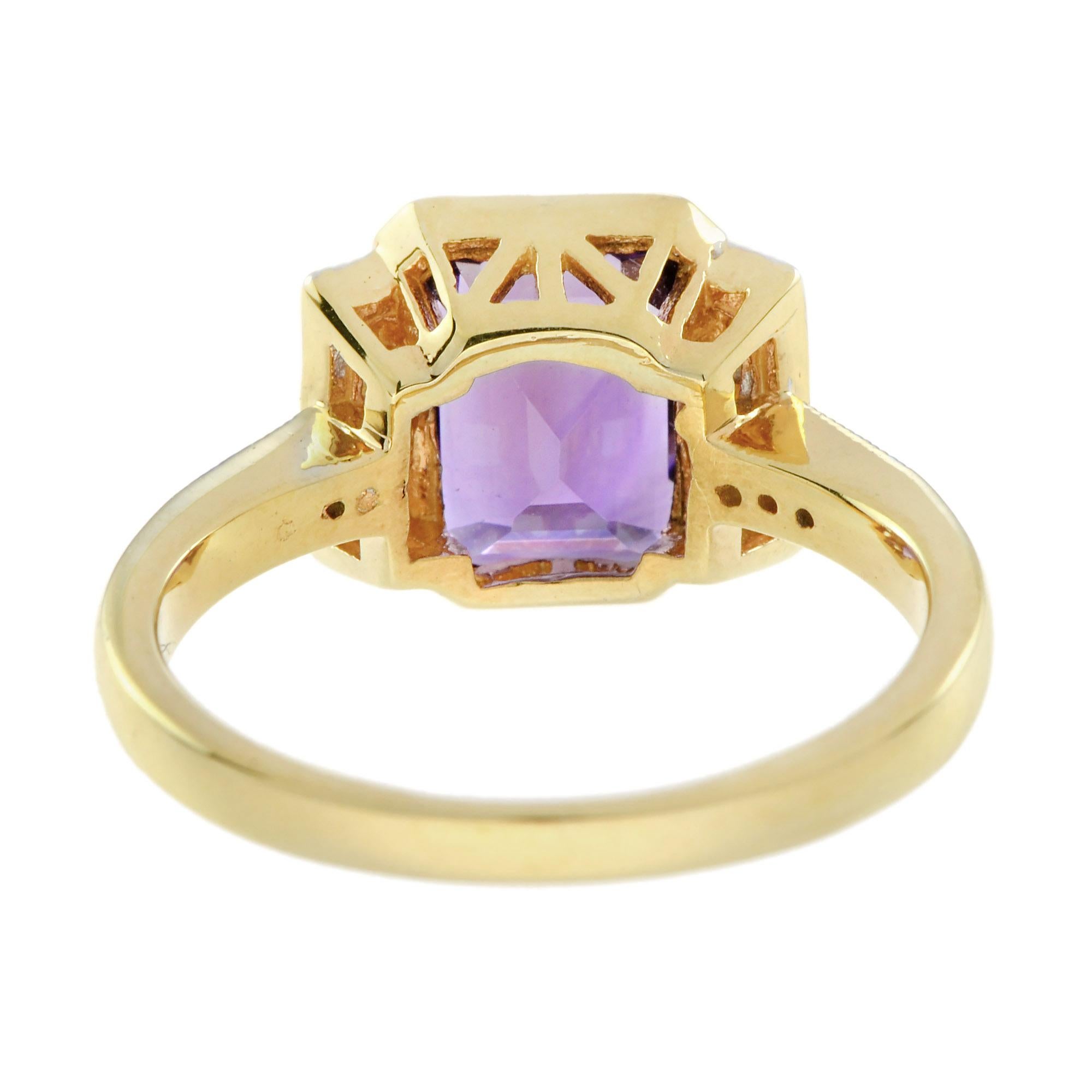 Taglio smeraldo Anello con ametista viola tagliata a smeraldo e diamante a spalla in oro giallo bianco 14 carati in vendita