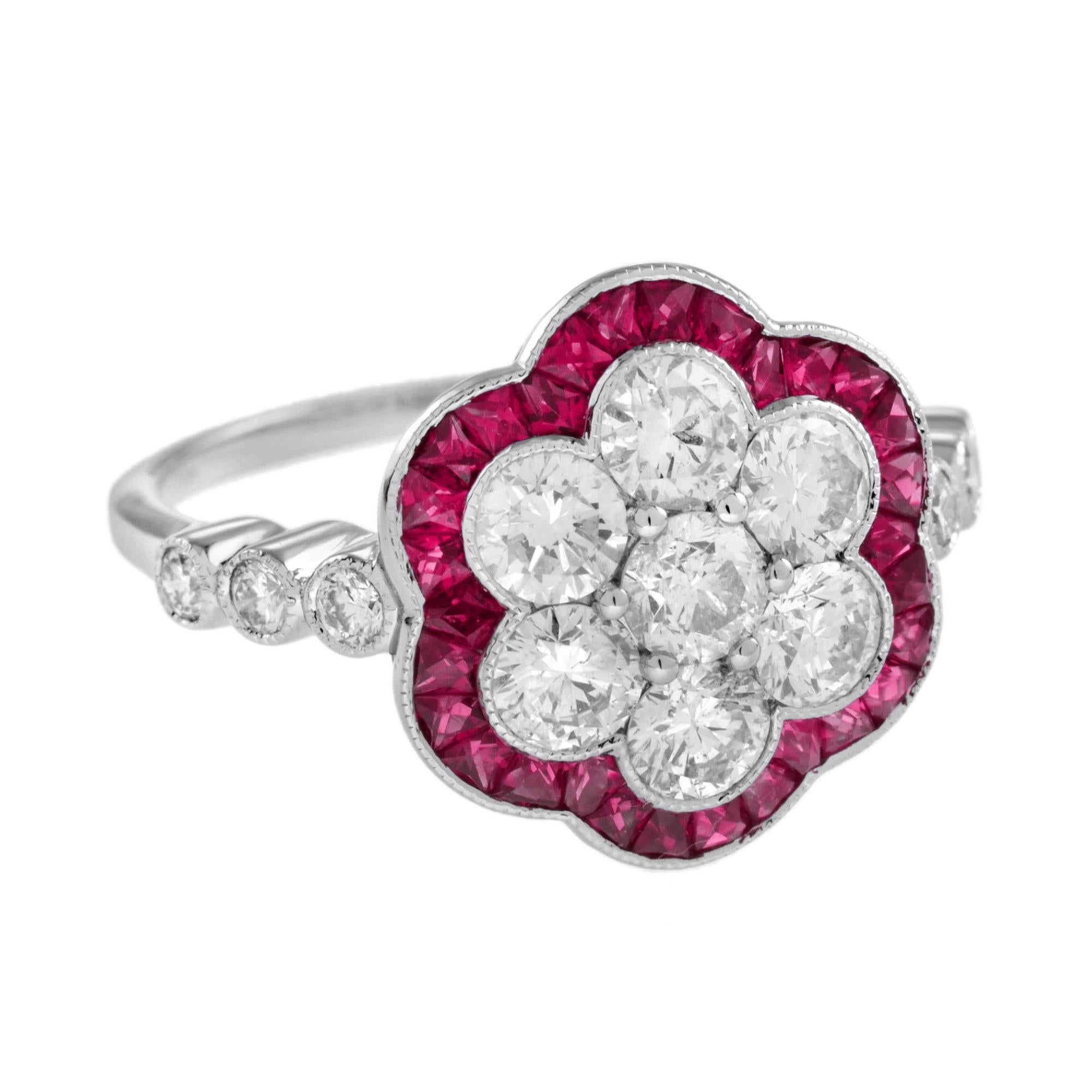Arte e raffinatezza si uniscono in un anello a fiore con rubini e diamanti di ispirazione Art Deco. L'anello presenta un diamante centrale di forma rotonda circondato da rubini French Cut, mentre i diamanti tondi brillanti sulle spalle aggiungono un