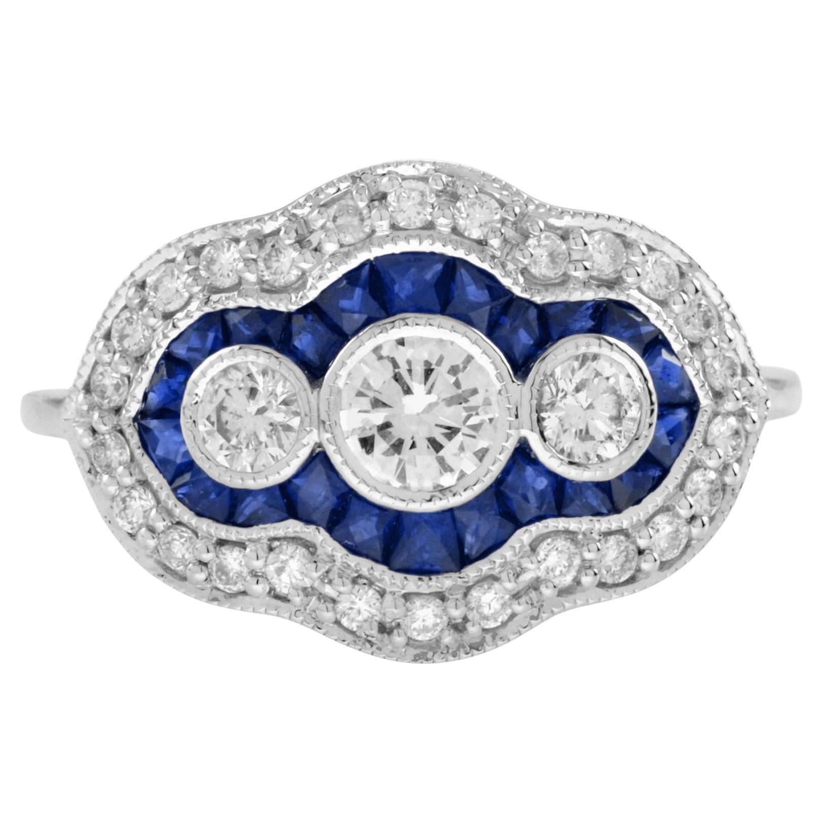 Anello in oro bianco con diamante rotondo e zaffiro blu in stile Art Deco con tre pietre aureolate in vendita