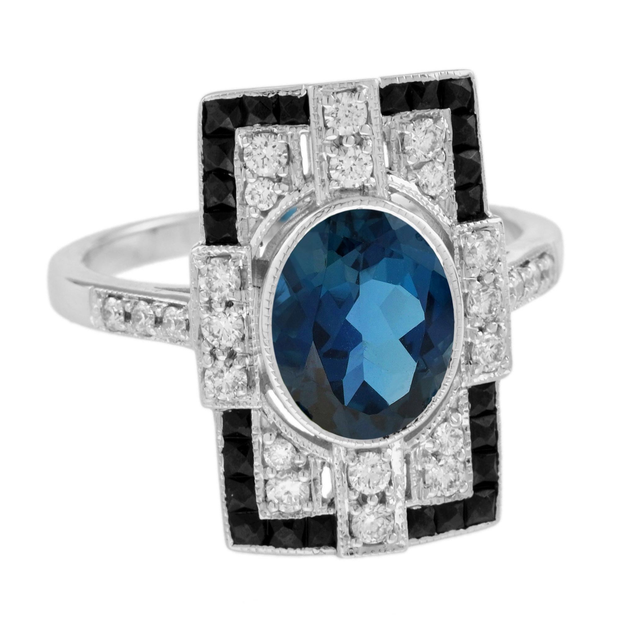 Un'accattivante composizione di colori complementari, il blu e il nero, insieme alla luce bianca scintillante, armonizzano e danno vita a questo splendido e impressionante Jewell. Un topazio blu London ovale dalla tonalità blu intenso brilla