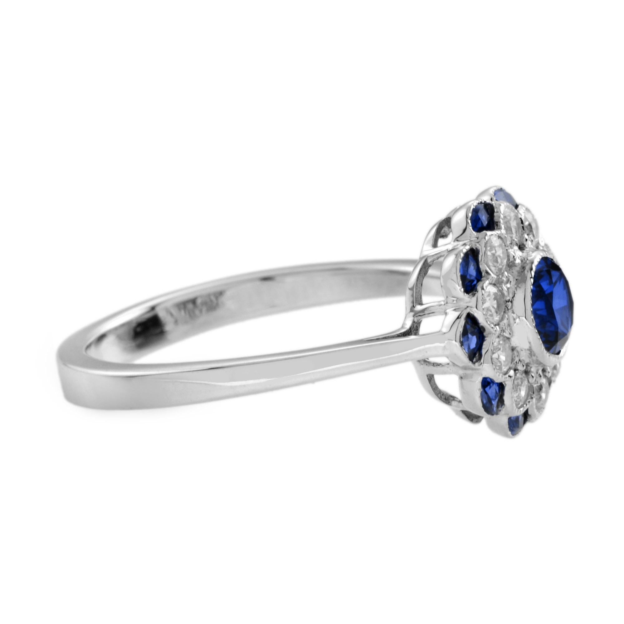 Bague chic en saphir bleu et diamants inspirée de la période Art déco. Le saphir central est solidement serti par milgrain dans l'or blanc et constitue la pièce maîtresse de cette superbe bague. Conçue pour ressembler à une tête de fleur, dix
