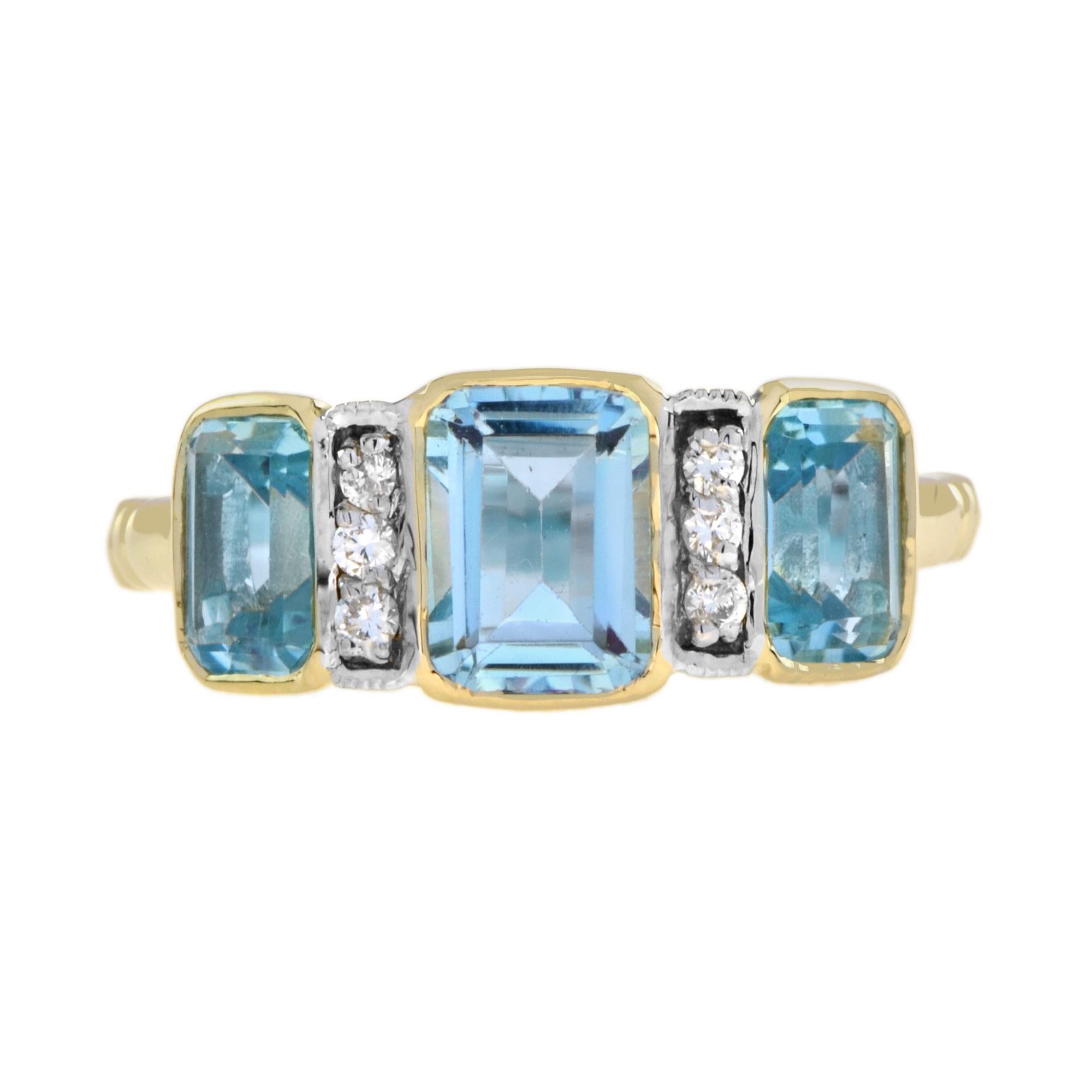 Questo bellissimo anello mette in mostra un trio di topazi celesti taglio smeraldo da 2,60 carati (circa), affiancati da diamanti scintillanti, all'interno di una calda fascia in oro giallo lucido. La sua versatilità e il suo charme lo rendono una