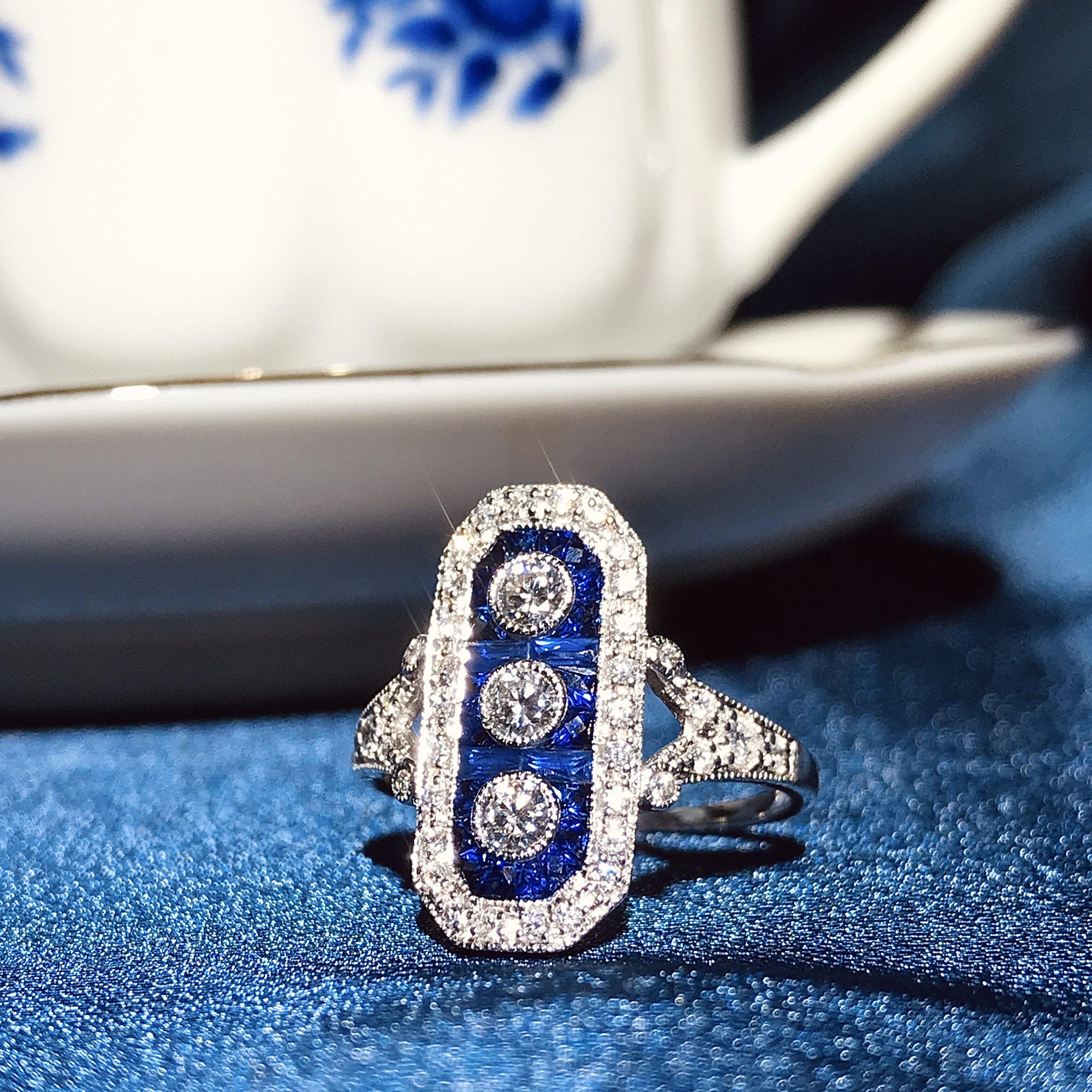 Donna Anello con diamanti e zaffiri blu con tre pietre in stile Art Deco in oro bianco 14K in vendita