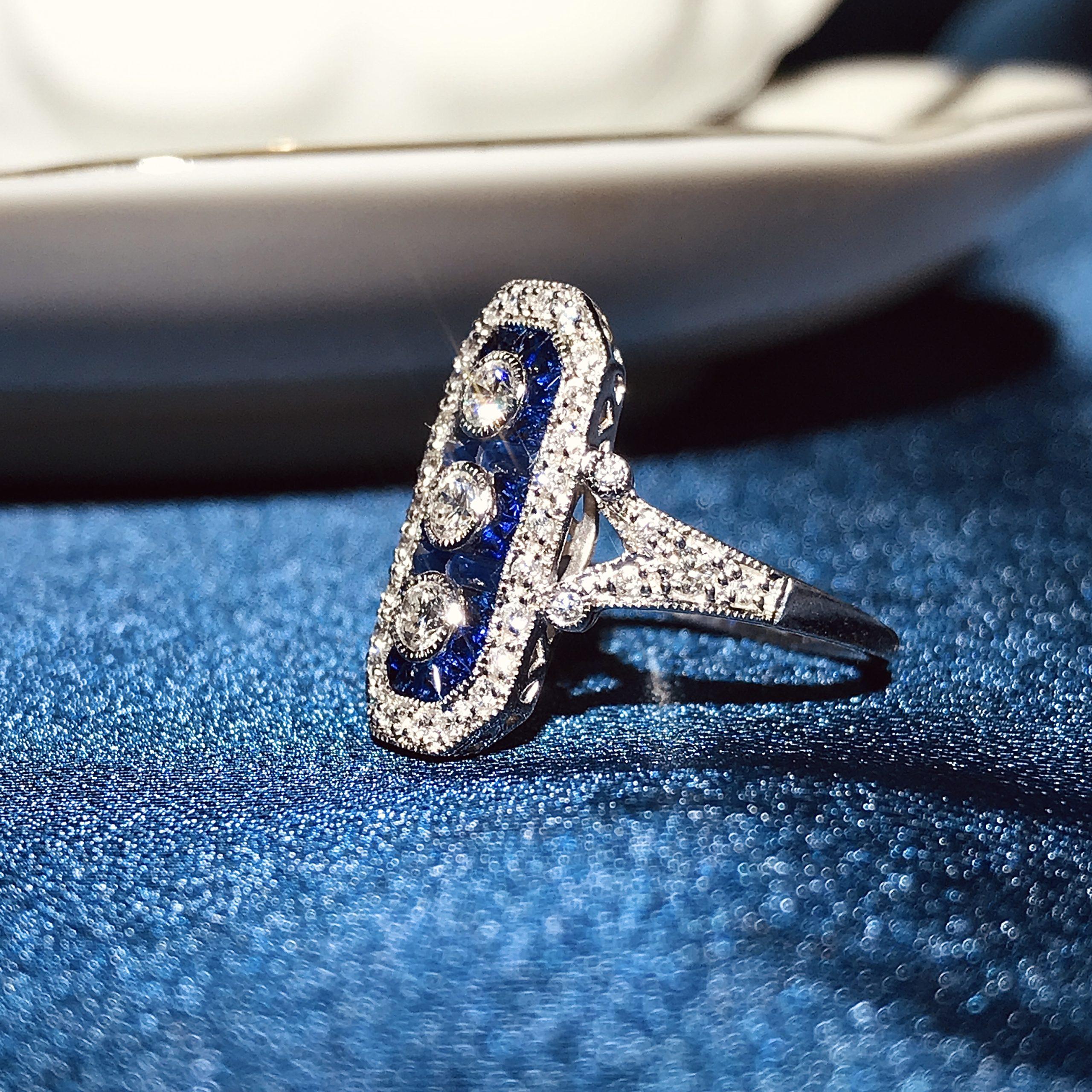 Anello con diamanti e zaffiri blu con tre pietre in stile Art Deco in oro bianco 14K in vendita 1