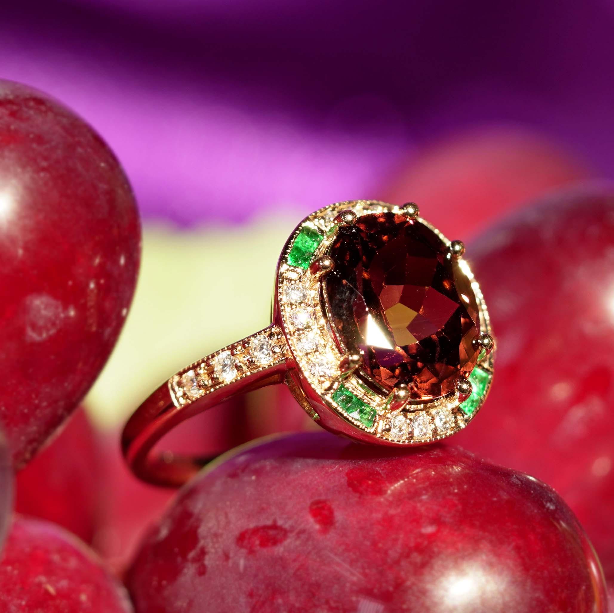 Anello con tormalina rosa e diamante smeraldo di forma ovale in stile Art Deco in oro rosa 14 carati in vendita 2