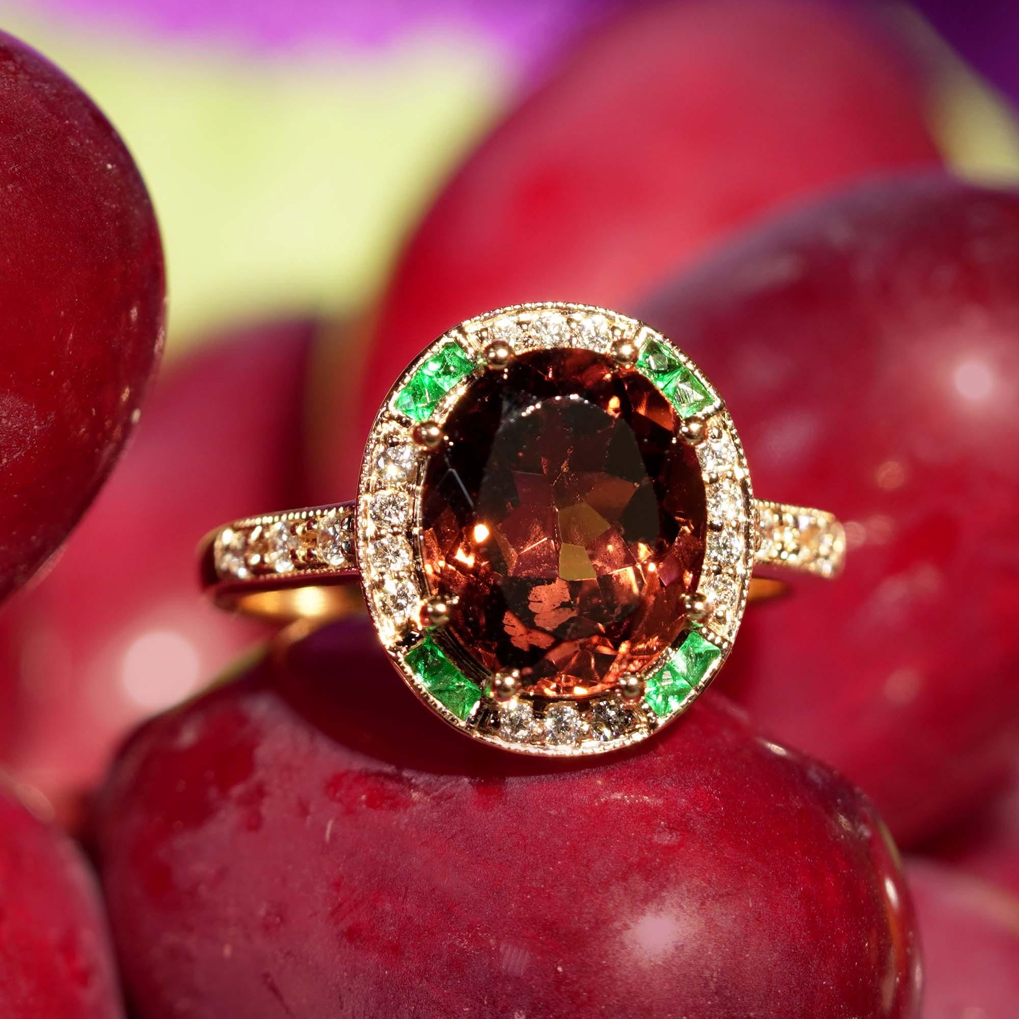 Anello con tormalina rosa e diamante smeraldo di forma ovale in stile Art Deco in oro rosa 14 carati in vendita 1