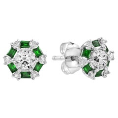 Boucles d'oreilles en or blanc 14K avec diamants ronds et émeraudes vertes en forme de halo