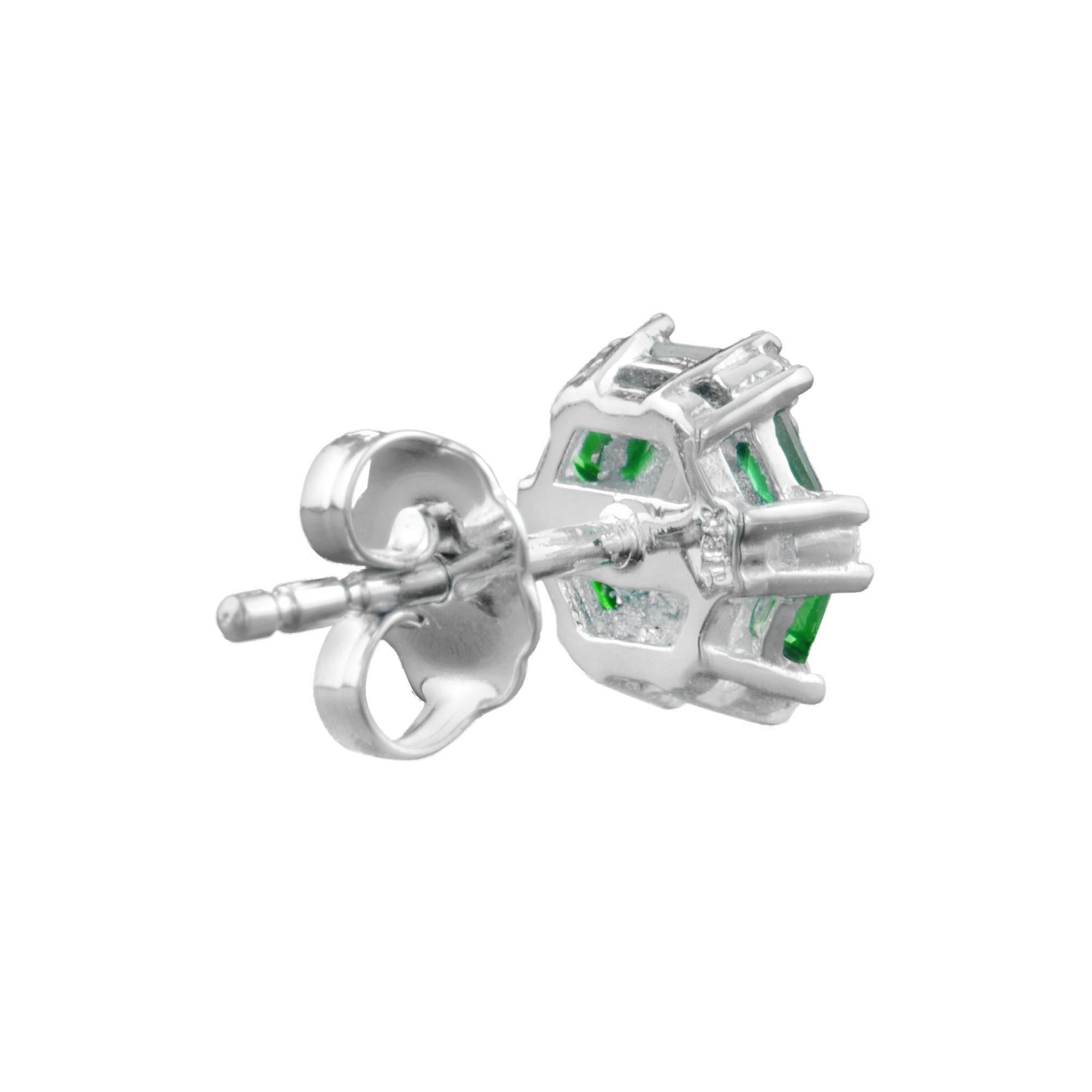 Art déco Boucles d'oreilles en or blanc 14K avec diamants ronds et émeraudes vertes en forme de halo en vente