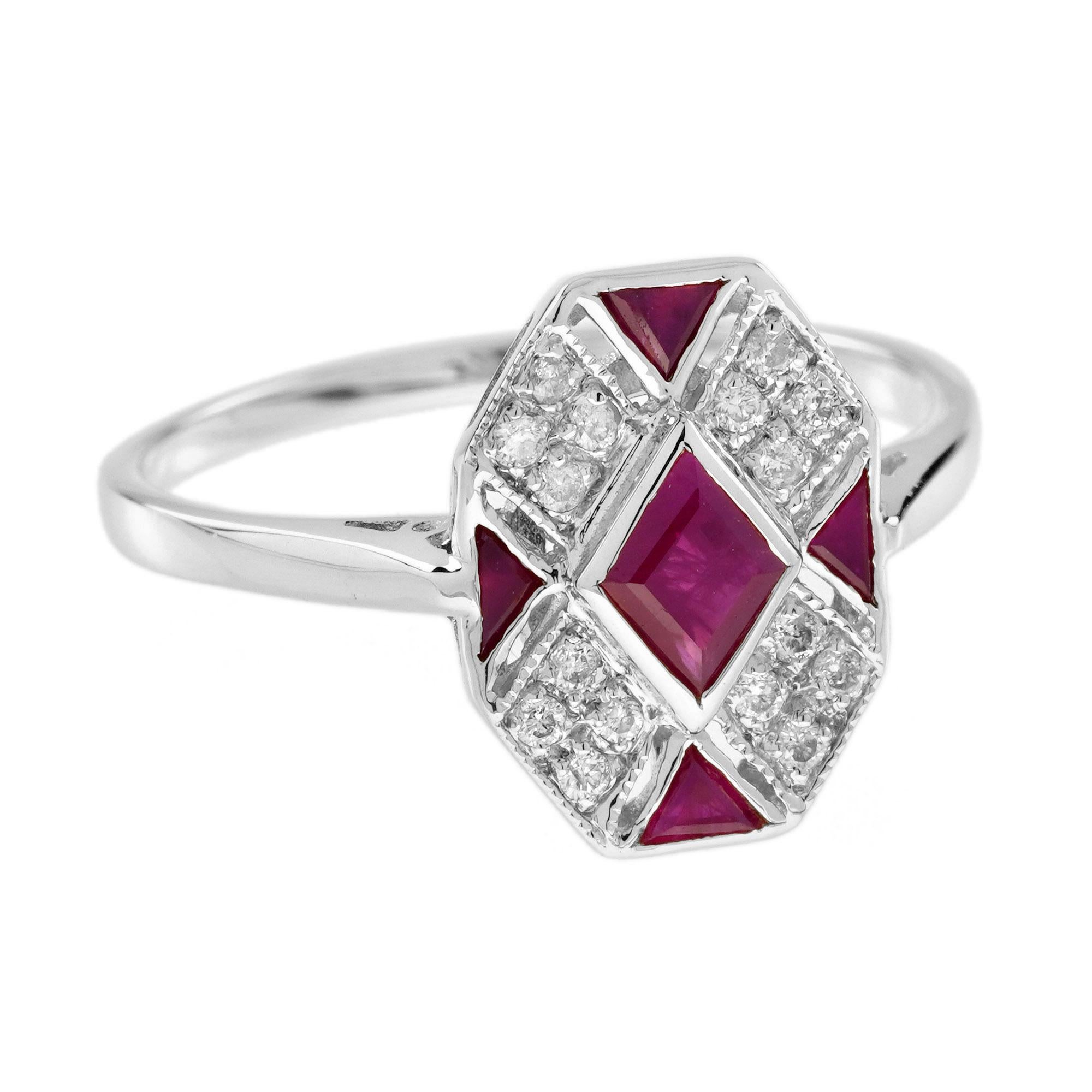 Di ispirazione Art Deco, con rubino centrale a forma di rombo. Inoltre, ci sono quattro rubini a taglio francese di forma triangolare su ciascun lato. L'anello ha anche un ulteriore accento di diamante di 0.1 carati. È una scelta eccellente per un
