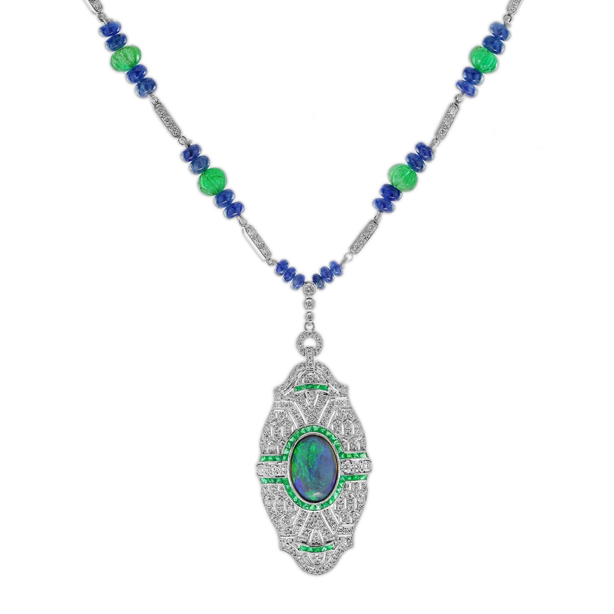 Ein signifikanter, unregelmäßig geformter australischer Schwarzopal, der sich durch sein Farbspiel vor dunklem Hintergrund auszeichnet, ziert diese fabelhafte und vielseitige Halskette mit Anhänger. Ein eleganter Rahmen, der den Opal umgibt, ist mit
