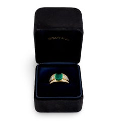 GIA Tiffany & Co. Anello con diamante cabochon Sugarloaf da 3,15 carati in stile smeraldo, in oro 18 carati