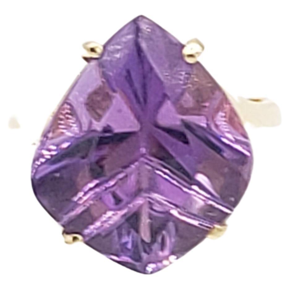 NEU 8 Ct. Natürlich  Brasilianischer Amethyst-Ring mit Fantasieschliff aus 14 Karat Gelbgold, neu im Angebot