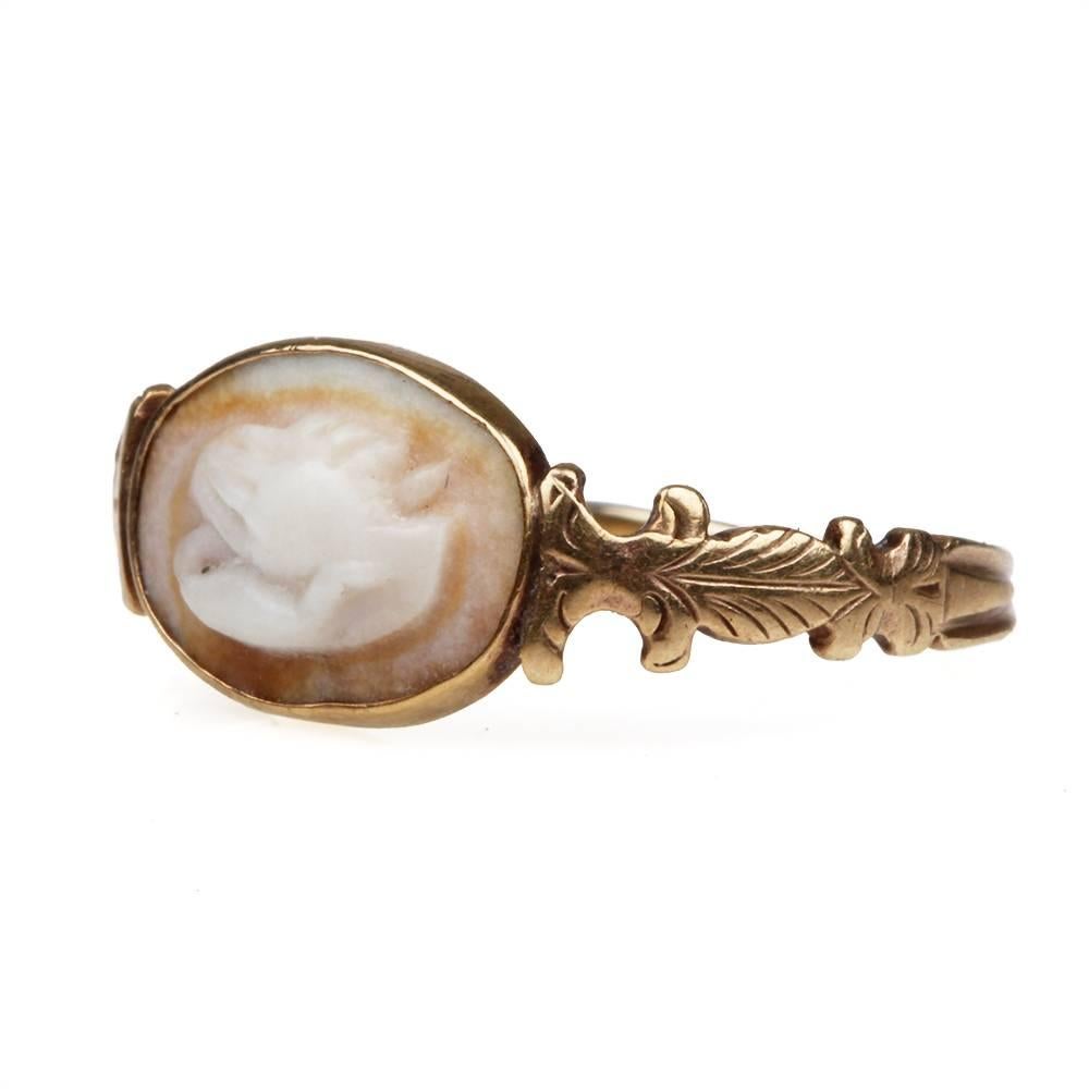 Georgian carved cameo stone fede ring. Fede rings were traditionally betrothal rings with the design of clasped hands dating to the Romans. Circe 1790, English in origin.

Size 6.25, can be resized. 

 
