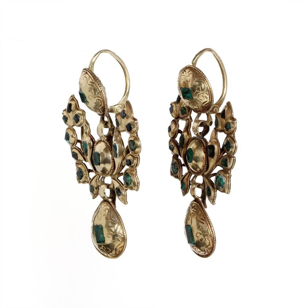 18th Century Iberian Gold and Emerald Earrings In Excellent Condition In Austin, TX