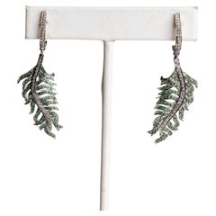 Boucles d'oreilles pendantes en argent et or ornées d'émeraudes et de diamants de 1,32ct