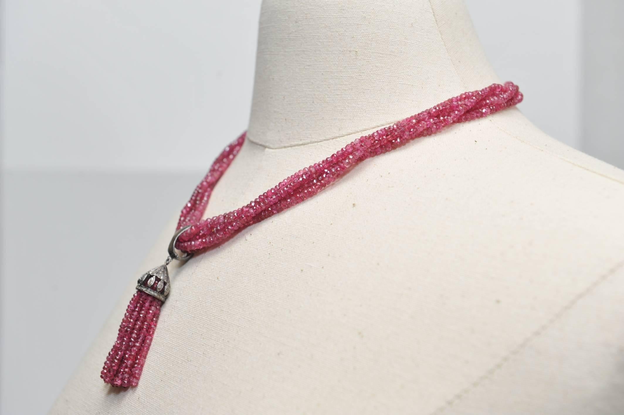 Mehrreihige facettierte burmesische Perlenkette aus rosa Rubin und Pave` Diamanten mit Perlen (Rundschliff) im Angebot