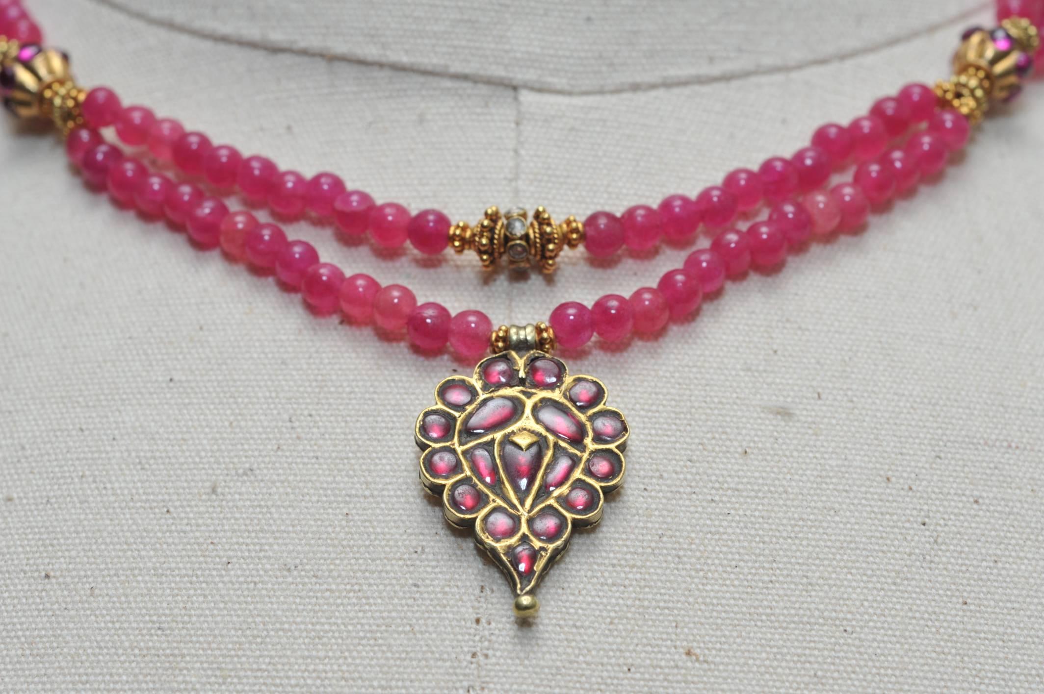 Halskette mit Rubin-, Diamant- und rosa Spinell-Anhänger aus 22 Karat Gold (Rundschliff) im Angebot