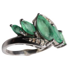 Anello con smeraldo marquise e diamanti a grappolo