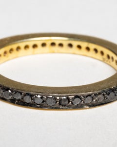Anillo de eternidad con zafiros azules