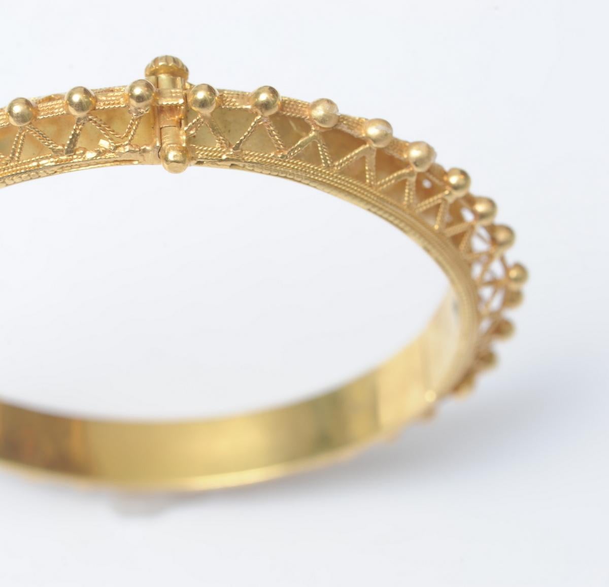 22K Gold Bangle Bracelet with Fine Granulation Work circa 1970s Etruscan Revival In Excellent Condition In Nantucket, MA