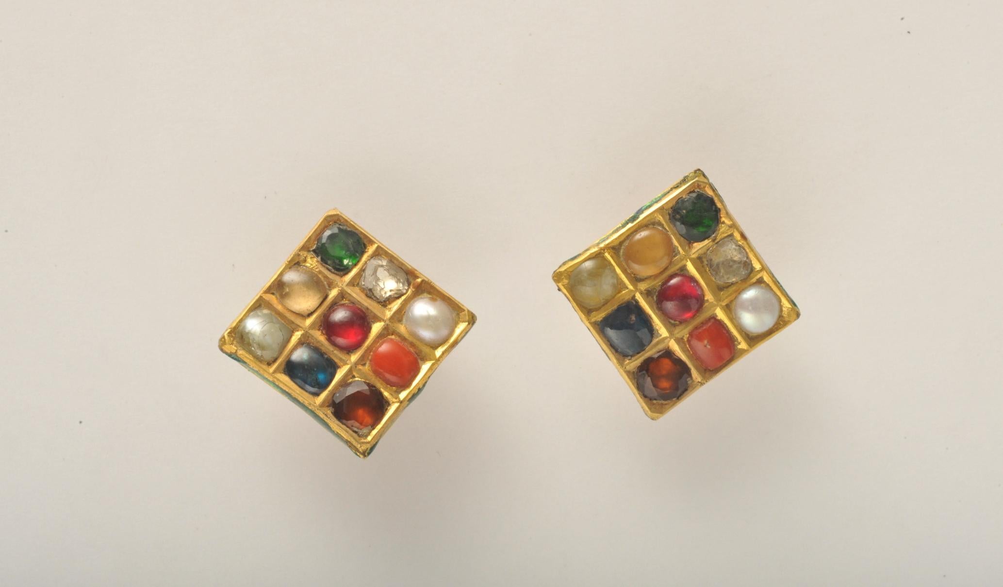 1940er Jahre Nava Ratna Emaille Edelstein und 22 Karat Gold Ohrringe, Indien (Rundschliff) im Angebot