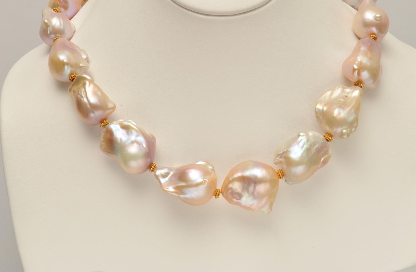 Halskette aus 22 Karat Gold mit rosa Barockperlen und Perlen Damen