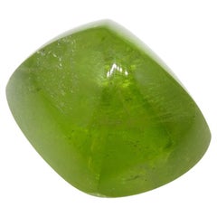 Péridot jaune-vert cabochon en forme de pain de sucre coussin 28.37 carats de Sapat Gali, Pakista