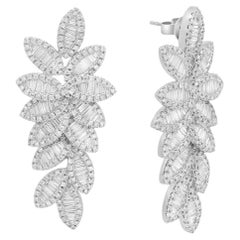 Boucles d'oreilles pendantes en or blanc 18K avec diamants baguettes et ronds de 4,96 carats