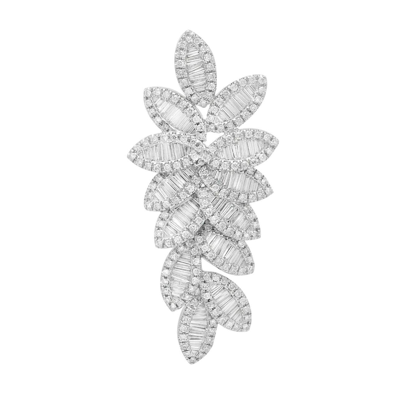 Ti presentiamo i nostri incantevoli orecchini a goccia con diamanti taglio baguette e tondo da 4,96 carati in oro bianco 18 carati, progettati per far risplendere la tua personalità eccentrica. Questi orecchini sono una vera e propria dichiarazione