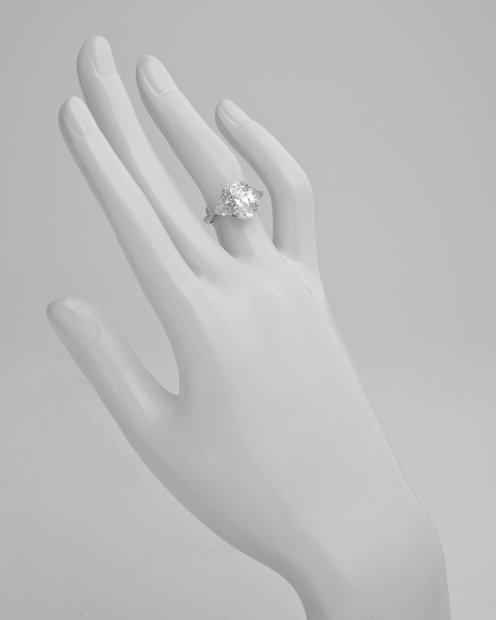 Tiffany & Co. 3,09 Karat Diamant-Verlobungsring mit Ovalschliff im Zustand „Hervorragend“ in Greenwich, CT