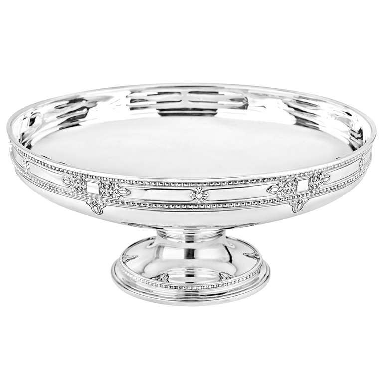 Circular-shaped centerpiece bowl on stand in sterling silver, marked Tiffany & Co. 6.5