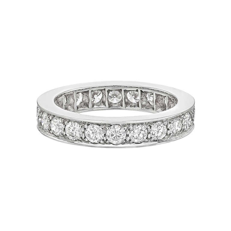 Diamantring für die Ewigkeit mit runden Diamanten im Brillantschliff, die in einer Platinfassung gefasst sind. Diamanten mit einem Gesamtgewicht von ca. 2,20 Karat. 3,8 mm Breite. Größe 6,25.