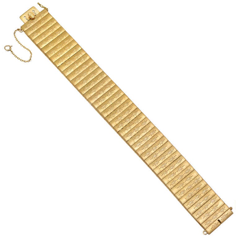 Wide flexible link bracelet, in textured 18k yellow gold with engraved starburst patterning, signed Mario Buccellati. 7.1