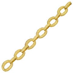 Van Cleef
Arpels Gold Oval-Shaped Link Bracelet Van Cleef
Arpels Gold Oval-Shaped Link Bracelet